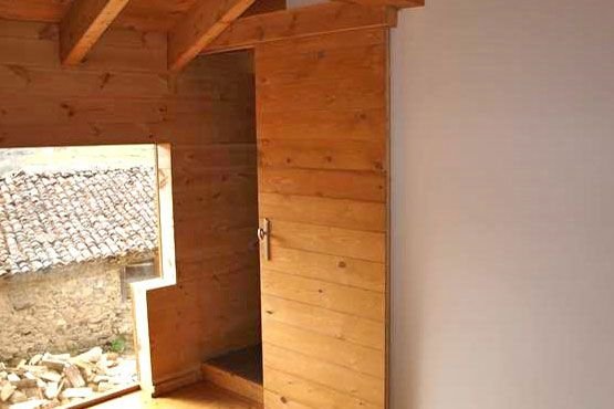 Carpintería con madera de vigas antiguas